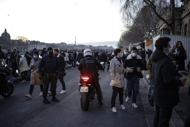 Franța extinde intervalul de restricții de circulație între 18.00 și 06.00 în întreaga țară