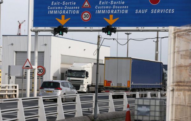 Șofer român de TIR bun de plată: 3,8 milioane € amendă vamală, 91.000 € despăgubiri pentru Rolex, 16.000 € pentru Puma și 9.500 € pentru Dior