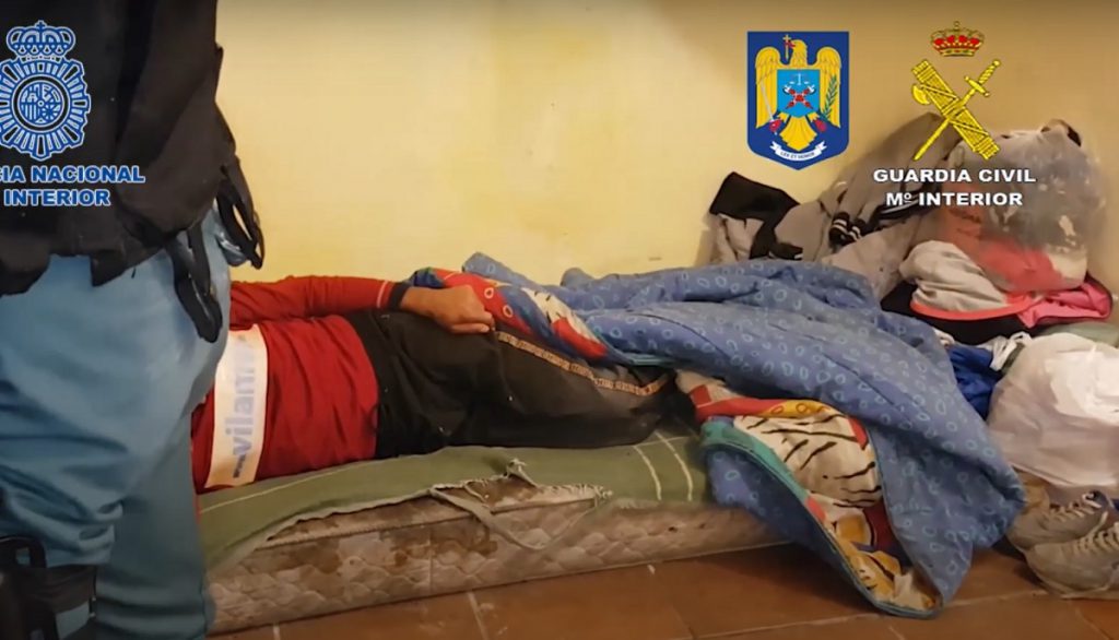 Un clan de români avea 10 sclavi în Spania, toți aduși din România, și-i punea la muncă. Între ei, și o fată de 14 ani, însărcinată / VIDEO