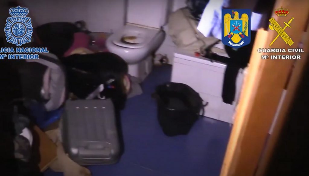 Un clan de români avea 10 sclavi în Spania, toți aduși din România, și-i punea la muncă. Între ei, și o fată de 14 ani, însărcinată / VIDEO