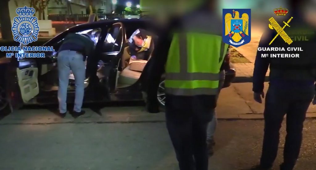 Un clan de români avea 10 sclavi în Spania, toți aduși din România, și-i punea la muncă. Între ei, și o fată de 14 ani, însărcinată / VIDEO