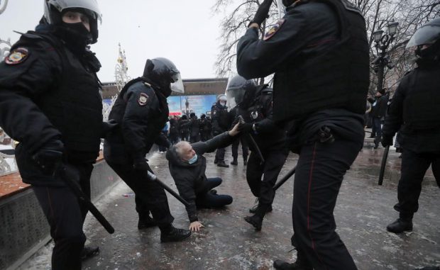 Protestele din Rusia | Peste 2.400 de oameni săltați, printre care și un copil. „Putin e un hoț!” și „Rusia fără Putin!”, au strigat manifestanții