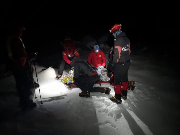 Turistul polonez căzut într-o prăpastie din Munţii Latoriţei, salvat după şapte ore de salvamontiști