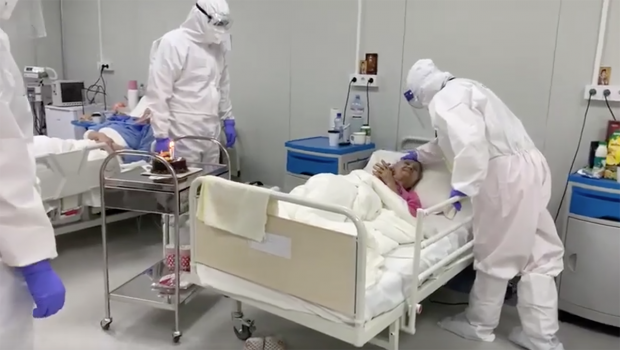 VIDEO | Surpriza medicilor din Lețcani pentru o bolnavă de Covid care a împlinit 94 de ani în spital