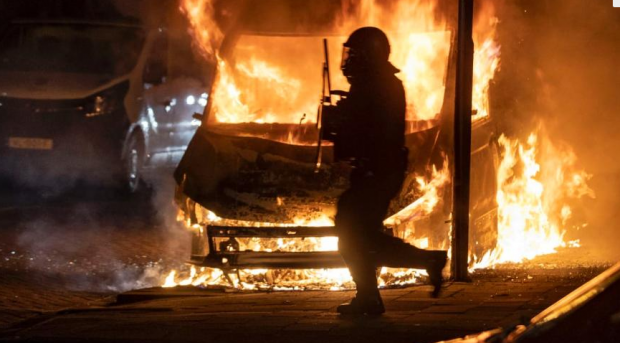 Pe 150 de arestări în Olanda, în a doua zi de proteste împotriva restricțiilor. Manifestanții au jefuit magazine și au incendiat mașini