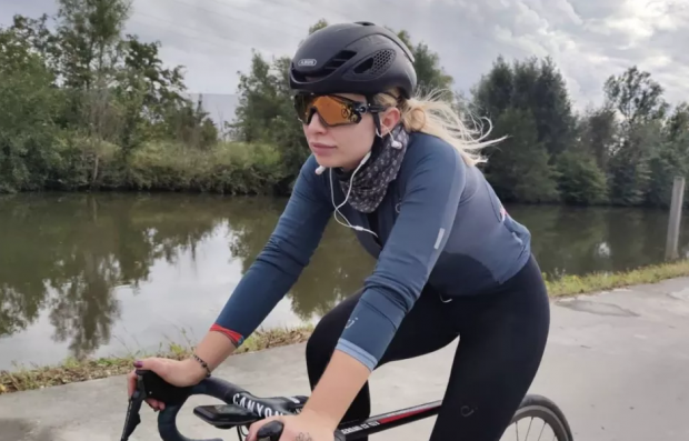 Fosta ciclistă belgiană Tara Gins a pierdut un job la o echipă masculină din cauză că a fost considerată prea sexy
