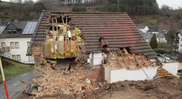 Un german și-a dărâmat casa cu buldozerul, cu tot cu chiriașul rău-platnic în ea