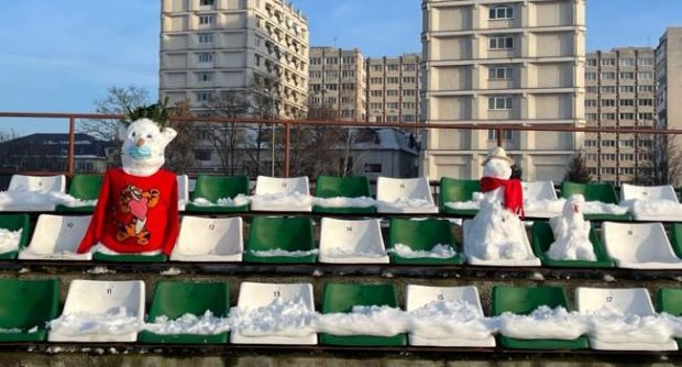 Suporterii echipei Sepsi au început să umple tribunele cu oameni de zăpadă pentru meciul de sâmbătă cu Astra