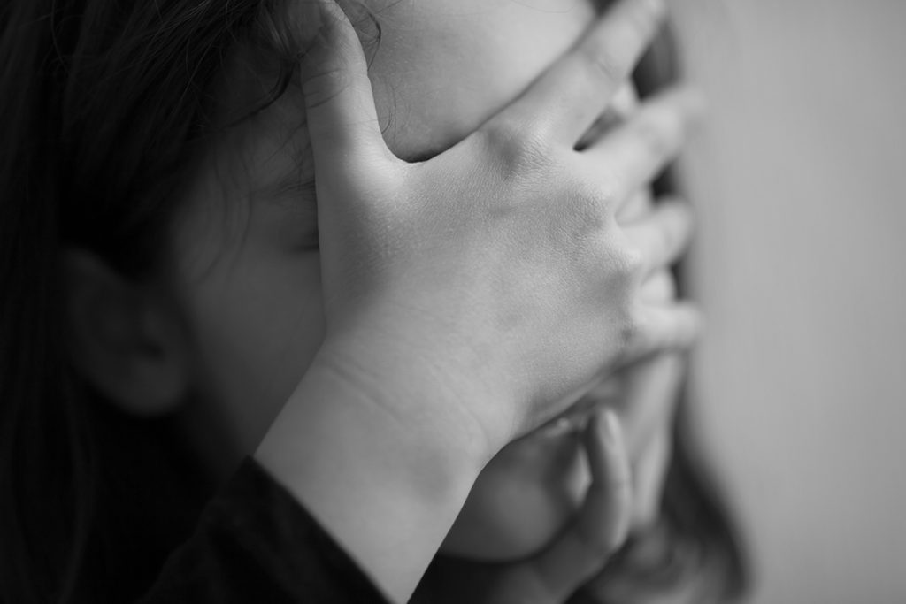 Fetiţă de 9 ani, abuzată sexual repetat, sub ochii tatălui paralizat de frică