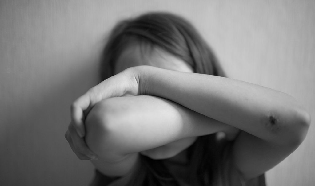 Fetiţă de 9 ani, abuzată sexual repetat, sub ochii tatălui paralizat de frică
