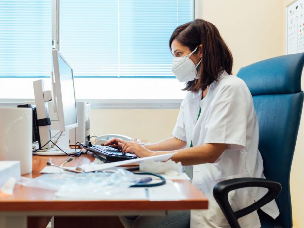 Cum au jonglat medicii de familie între consultații și programarea pacienților la vaccin. „Am devenit operator PC”