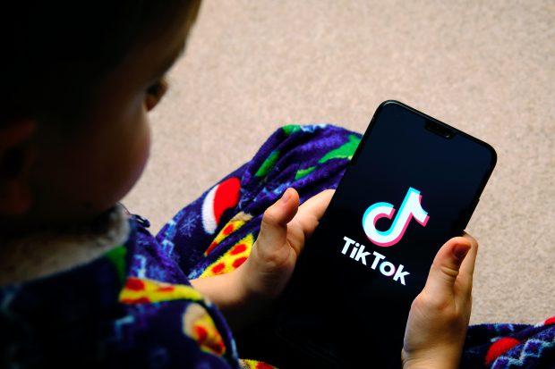 Anchetă în Italia, după ce o fetiță de 10 ani a murit sufocată, în urma unei provocări de pe TikTok