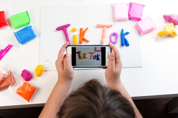 TikTok anunță schimbări majore. Aplicația va securiza conturile utilizatorilor cu vârste mai mici de 16 ani