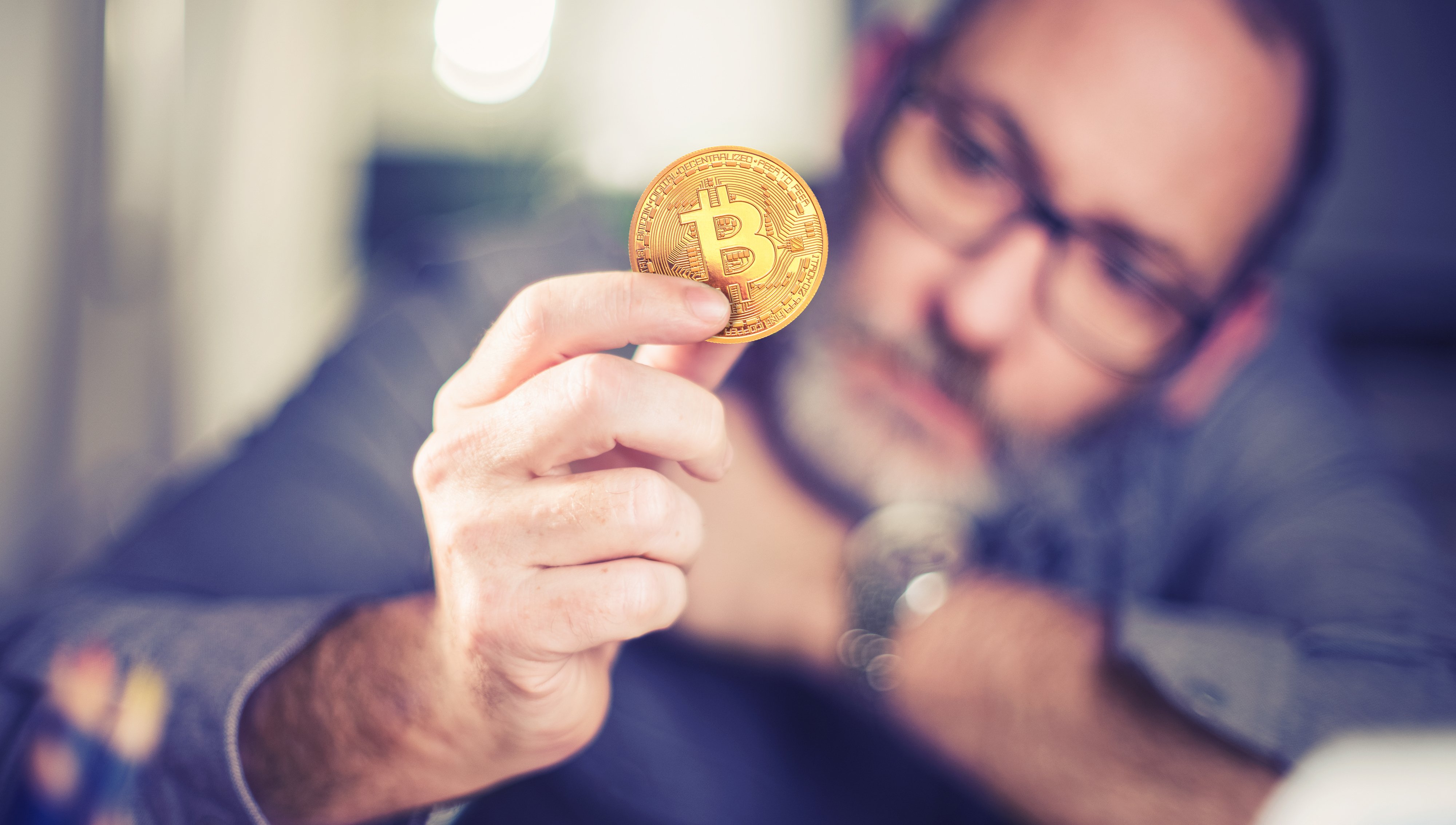 Oamenii chiar câștigă bani din tranzacționarea cu bitcoin
