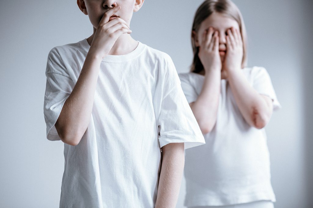 Fetiţă de 9 ani, abuzată sexual repetat, sub ochii tatălui paralizat de frică