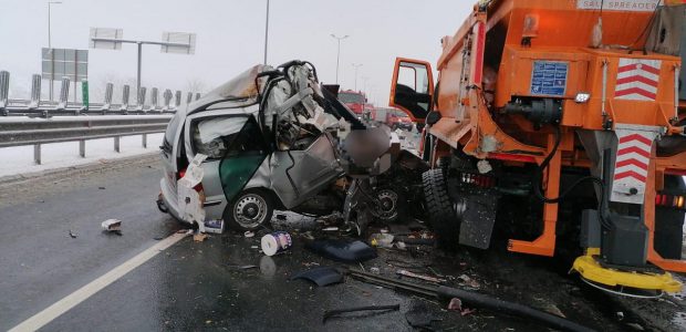 Trei morți în mașina zdrobită într-un utilaj de deszăpezire, pe autostrada Sibiu – Deva