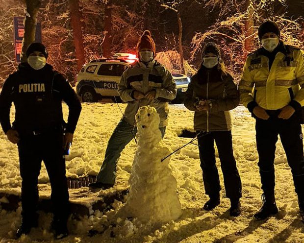 VIDEO | Polițiști sibieni, aflați în misiune, s-au bătut cu bulgări de zăpadă cu două fete