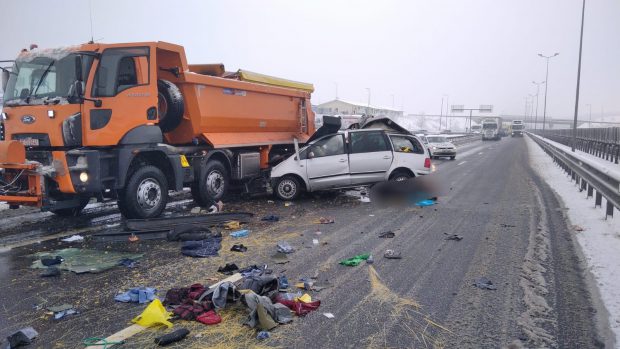 VIDEO / Cei trei oameni morți pe A1 veneau acasă din Italia. Mașina în care au pierit striviți e înmatriculată în Bacău