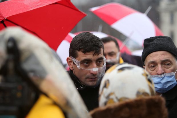 Liderul AUR, George Simion, prezent la mitingul Sanitas din Piața Victoriei: „Am venit să-i ascult. Nimeni de la Guvern nu a binevoit să o facă”