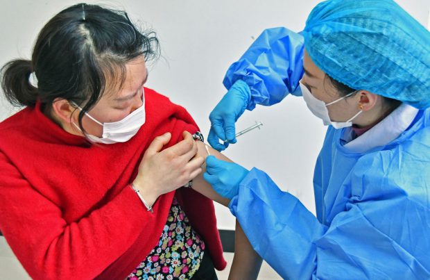 Cât de eficient este noul vaccin chinezesc Sinovac împotriva COVID? Datele contradictorii îi bulversează pe experți