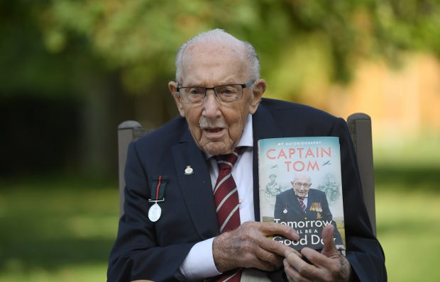 Sir Tom Moore a fost diagnosticat cu COVID-19. Veteranul de război se află în spital