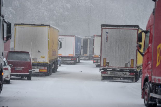 Șofer de TIR angajat în România, traiește de 4 luni în cabină, în Austria și Germania