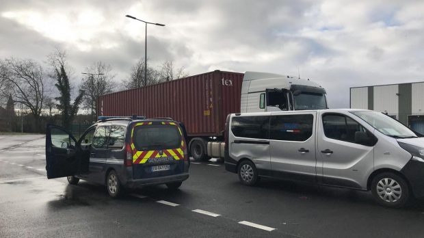 Șofer român de TIR găsit mort în cabină, într-o parcare din portul Santes, în Franța. Avea 42 de ani