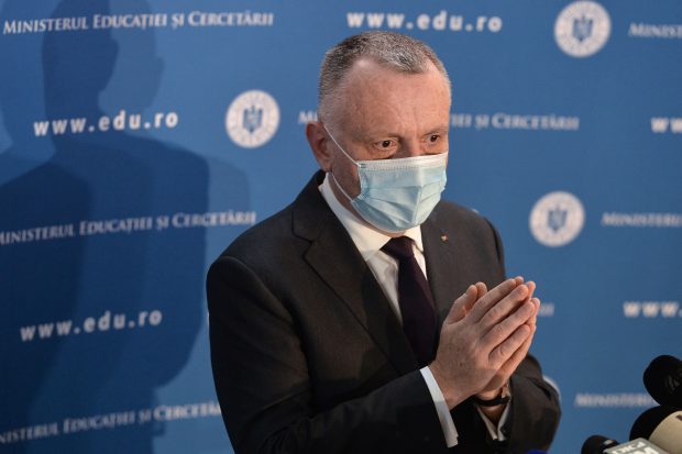 Sorin Cîmpeanu: Cadrele didactice cu vulnerabilități certificate medical vor putea preda online și după deschiderea școlilor