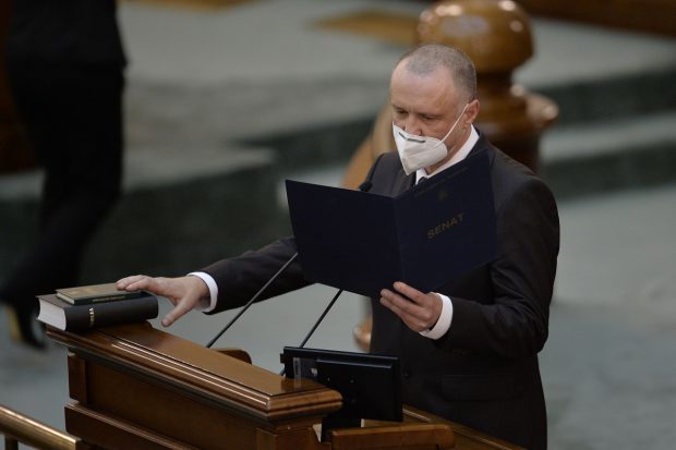 Institutul pentru Studierea Holocaustului îl acuză pe Sorin Lavric că a omagiat de la tribuna Senatului un membru activ al Mișcării Legionare. „Vâna credinței îi răzbate prin chip”