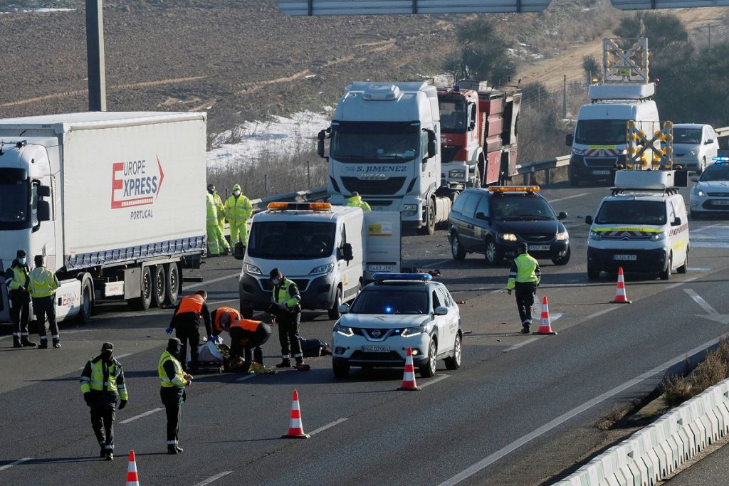 Trei șoferi de TIR morți, loviți în plin de un camion, când încercau să stingă alt camion cuprins de flăcări, pe o autostradă din Spania