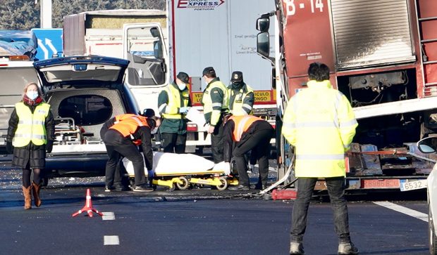 Trei șoferi de TIR morți, loviți în plin de un camion, când încercau să stingă alt camion cuprins de flăcări, pe o autostradă din Spania