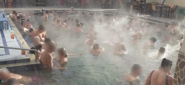 Înghesuială mare într-un ştrand termal din Satu Mare. Administratorul a fost amendat