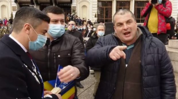 Cine este bărbatul care l-a atacat cu iaurt pe primarul Mihai Chirica