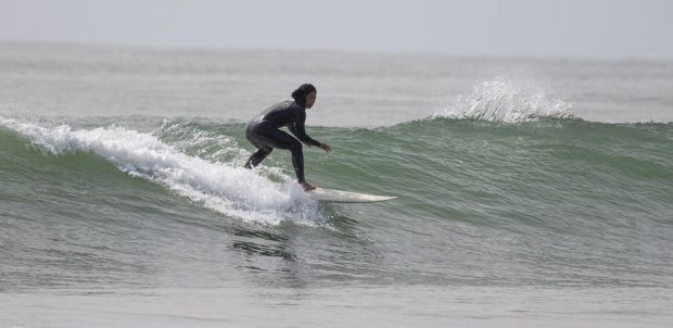 VIDEO | Doi constănțeni temerari au făcut windsurfing pe mare, în plin Cod portocaliu de viscol