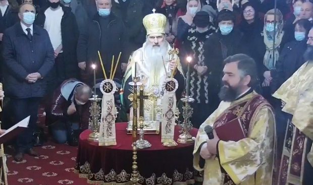Arhiepiscopia Tomisului se disculpă, după slujba ținută de ÎPS Teodosie în noaptea de Anul Nou: ”E fix o discuție între autorități și cei care umblă”. Reacția Poliției Constanța