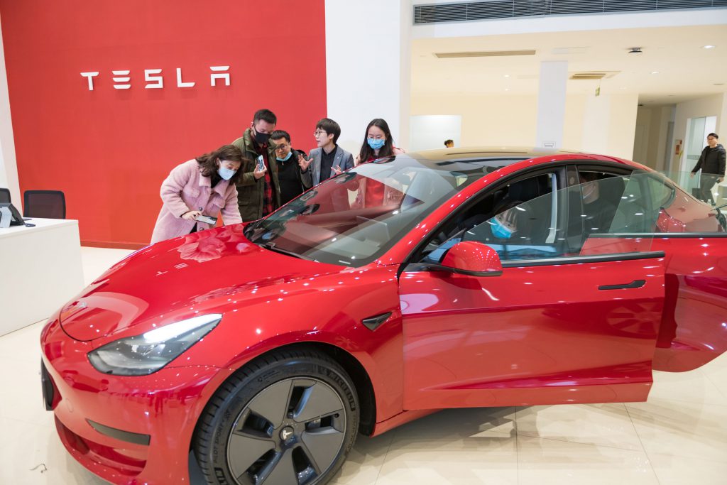 Se încinge lupta între producătorii de mașini electrice. Tesla vânează un designer pentru China, iar NIO a lansat un sedan cu o autonomie de 1.000 km