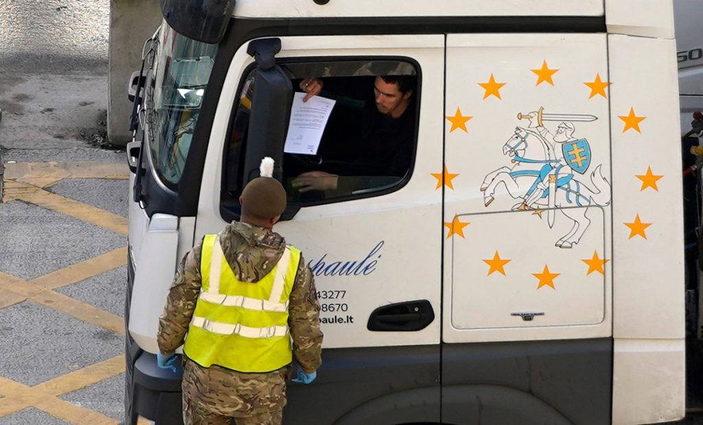Zeci de șoferi români de TIR, la coadă la farmacie în Calais, deoarece testele antigen pe care le aveau nu au fost acceptate pe vapoarele spre Anglia