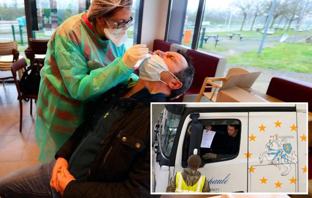 Zeci de șoferi români de TIR la coadă la farmacie în Calais, testele antigen pe care le aveau nu au fost acceptate pe vapoarele spre Anglia