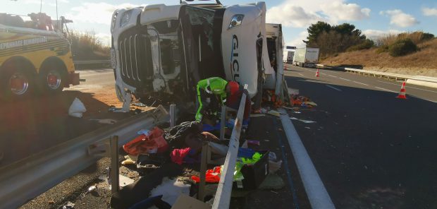 Șofer român de TIR mort la volan, strivit de parapetele din mijlocul autostrăzii, peste care a căzut cabina