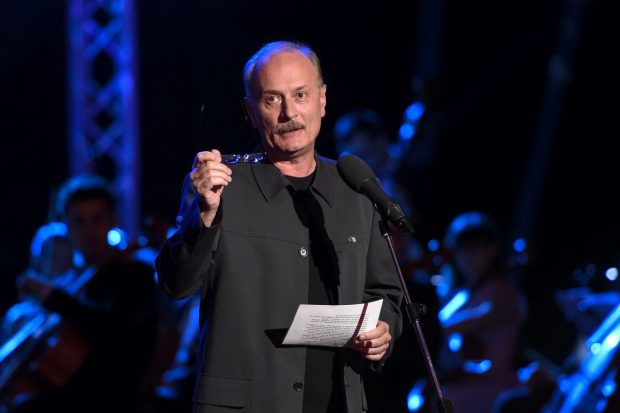 Toni Grecu de la Divertis era internat la etajul 2, în pavilionul care a luat foc la „Matei Balș”. A fost transferat la ”Sf. Pantelimon”