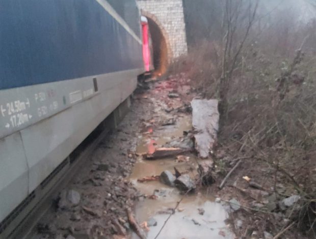 Circulația feroviară și cea rutieră sunt blocate pe Valea Oltului din cauza ploilor abundente. Populația, avertizată prin Ro Alert să nu traverseze podurile
