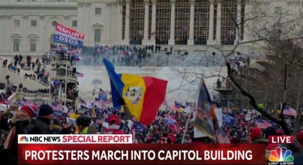 Imaginile care au devenit virale după scenele din SUA. Drapelul României, printre steagurile fluturate de protestatari