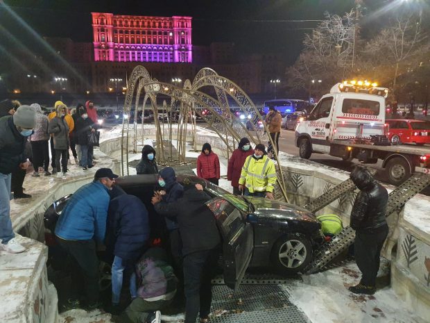 VIDEO / Un BMW a aterizat în fântâna arteziană de la Unirii, a fost luat de acolo fără ca și cineva să cheme poliția