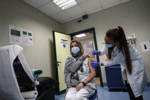 AFP: Peste un milion de doze de vaccin anti-COVID au fost administrate în Uniunea Europeană