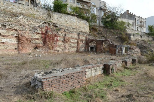 Tânără din Constanța, 30.000 de lei despăguburi, după ce a căzut într-un canal nesecurizat când urmărea o piesă de teatru în aer liber
