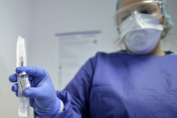 Numărul vaccinărilor, în scădere. 16.000 de cadre medicale imunizate vineri și 47 de reacţii adverse raportate