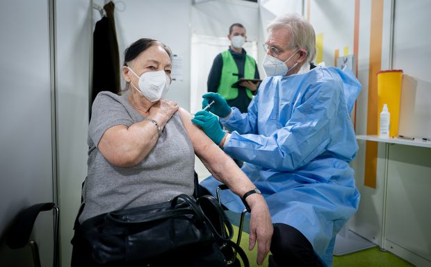 Programările pentru etapa a doua a vaccinării încep mâine, fără să fie prioritizaţi vârstnicii sau bolnavii cronici