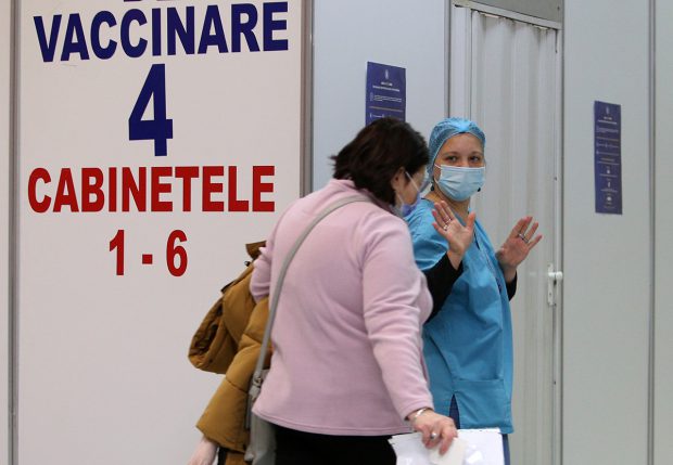 Ministrul educaţiei: 113.000 de angajaţi din sistemul de învăţământ sunt programaţi în platforma de vaccinare