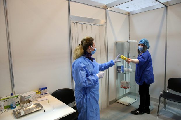 CNCAV: În România, vaccinul AstraZeneca este recomandat pentru grupa de vârstă 18-55 de ani