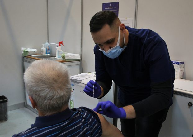 Ministerul Sănătății anunță că vaccinurile​ Pfizer, Moderna și AstraZeneca sunt sigure pentru pacienții cu boli autoimune, dar recunoaște că nu au fost făcute studii pentru această categorie